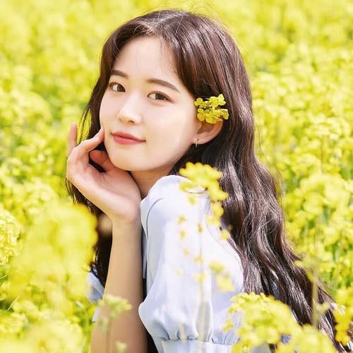 安静休闲花中女生头像图片