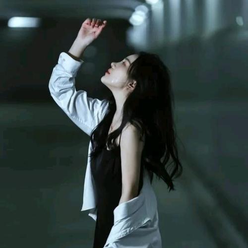 午夜隧道伤心女生头像图片