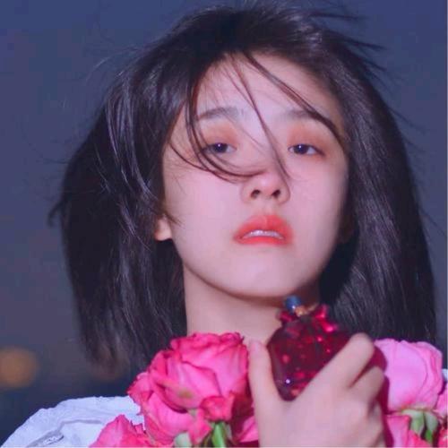 夜晚失恋拿花伤感女生头像图片