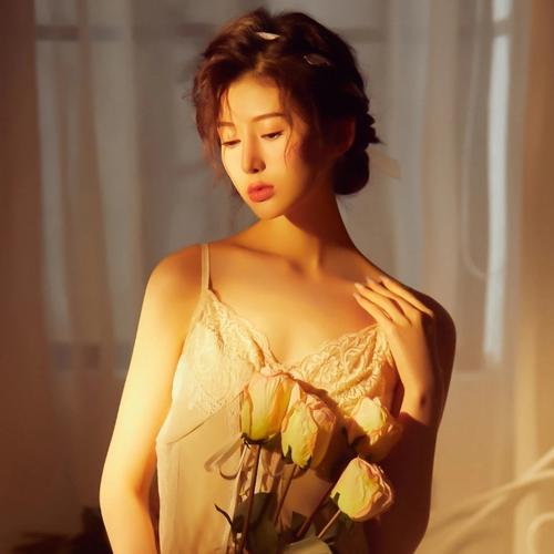 吊带伤感拿花意境女生头像图片