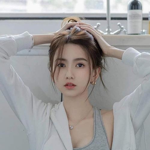 双手摸头清纯女生头像图片