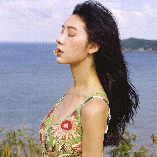 文艺闭眼伤感女生头像图片