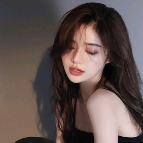 伤感露肩长发女生头像图片