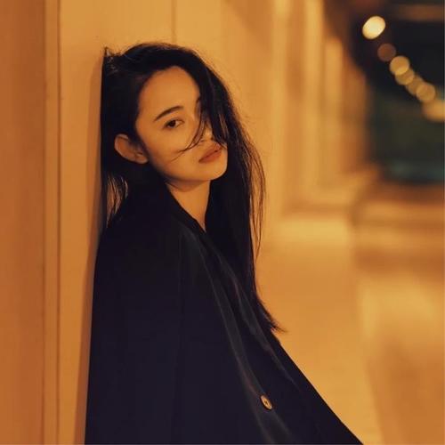 深夜伤感靠墙女生头像图片