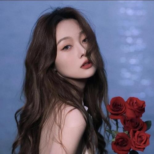 长发捧红玫瑰女生头像图片