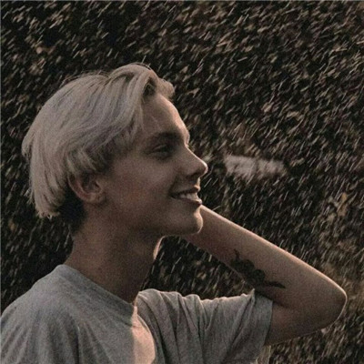 高级又沙雕的头像2025