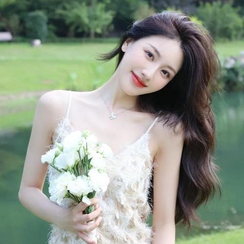 开心放松拿花女生头像图片