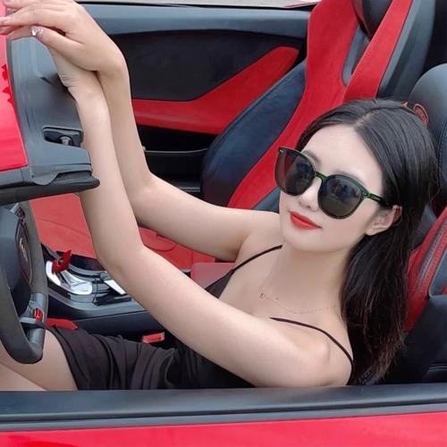 坐车女生头像