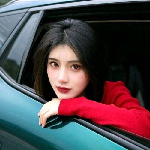 坐车女生头像