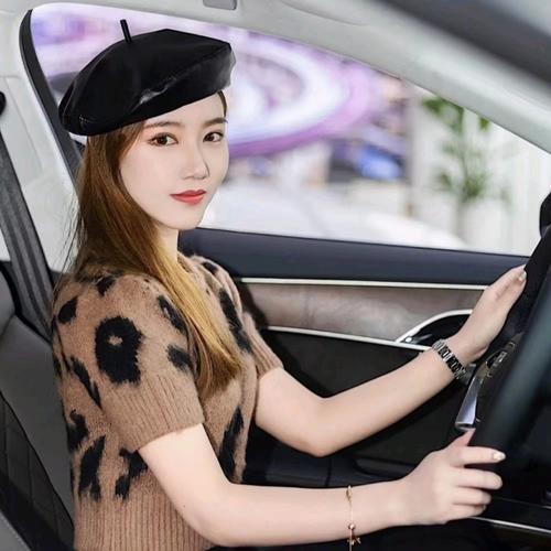 坐车女生头像
