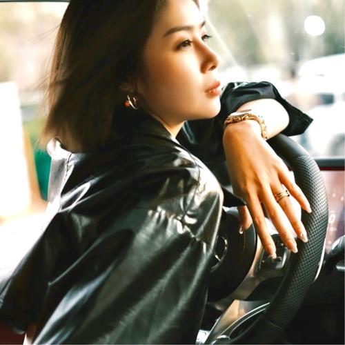 坐车女生头像
