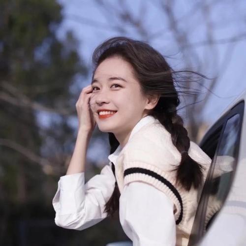 坐车女生头像
