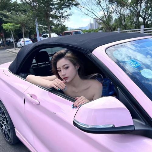 坐车女生头像