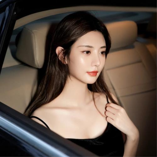 坐车女生头像