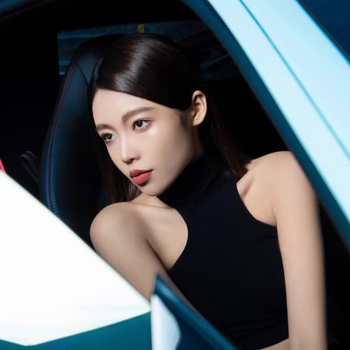 坐车女生头像