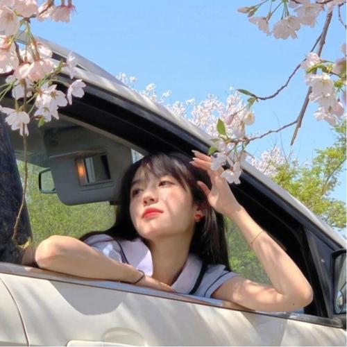 坐车女生头像