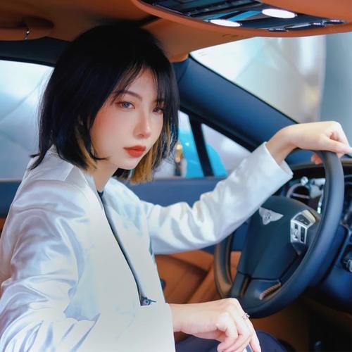 坐车女生头像