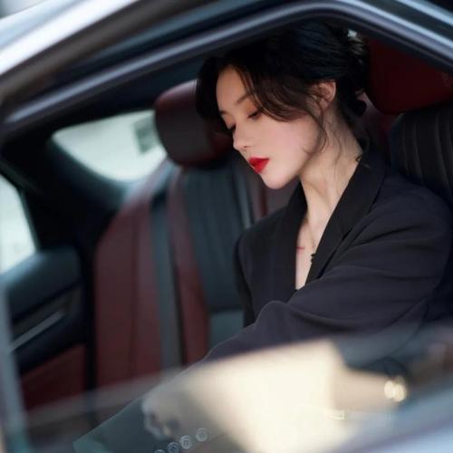 坐车女生头像