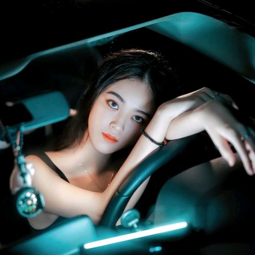 坐车女生头像