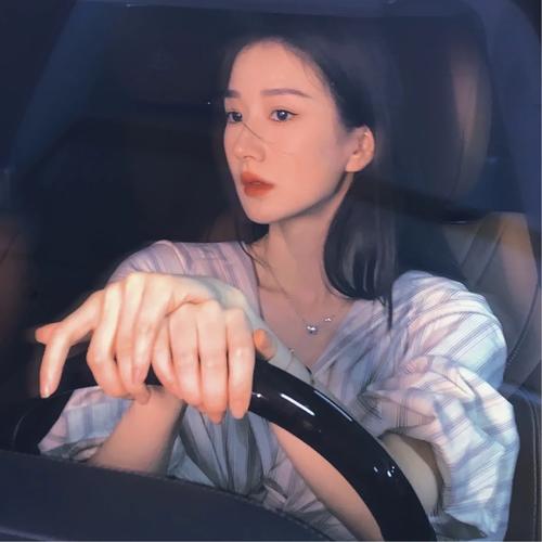 坐车女生头像