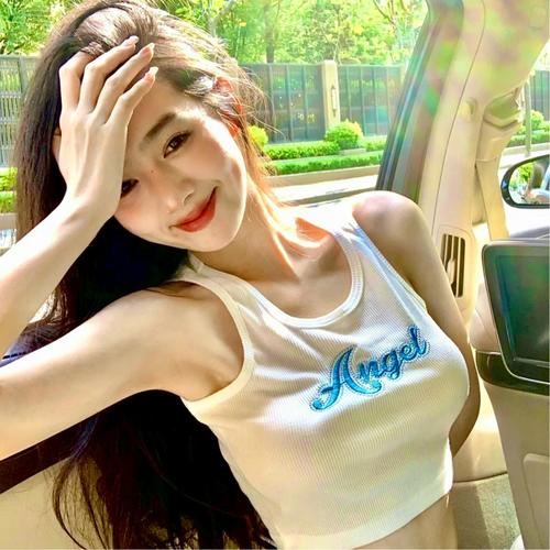 坐车女生头像