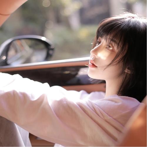 坐车女生头像