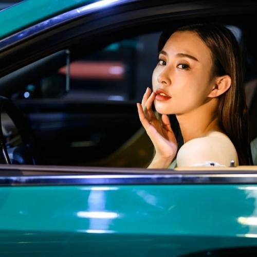 坐车女生头像