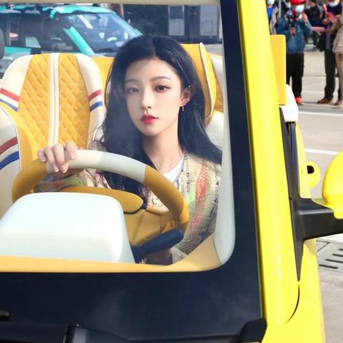 坐车女生头像