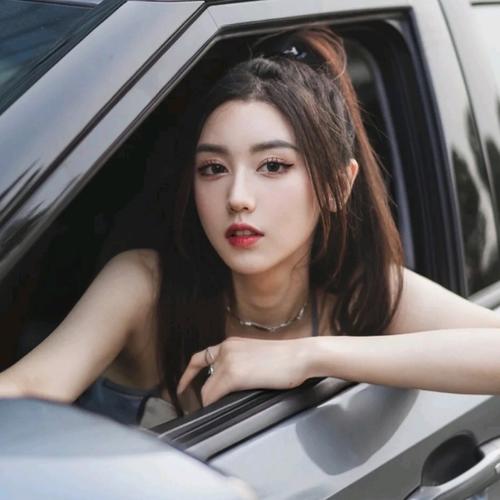 坐车女生头像