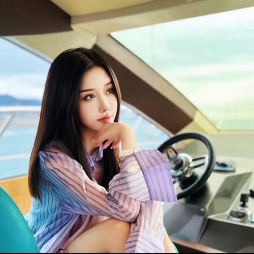坐车女生头像