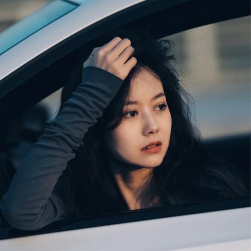 坐车女生头像