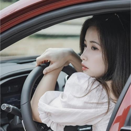 坐车女生头像