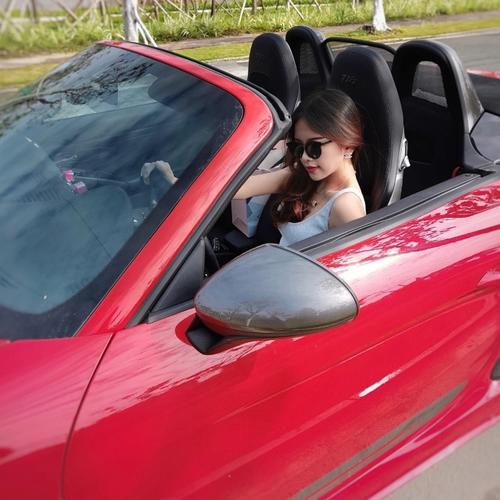 坐车女生头像