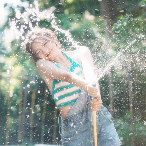 玻璃水珠特效女生头像图片