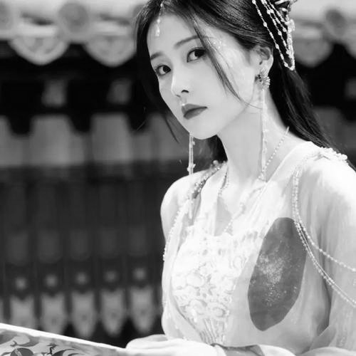 美女黑白头像图片