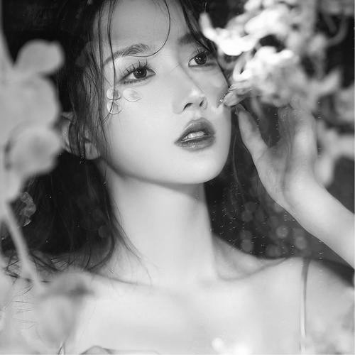 美女黑白头像图片