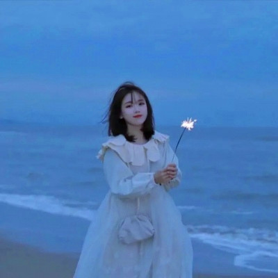 治愈系蓝色风格女生头像图片