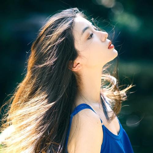 长发侧脸伤感女生头像图片
