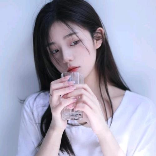 失恋独处喝水女生头像图片