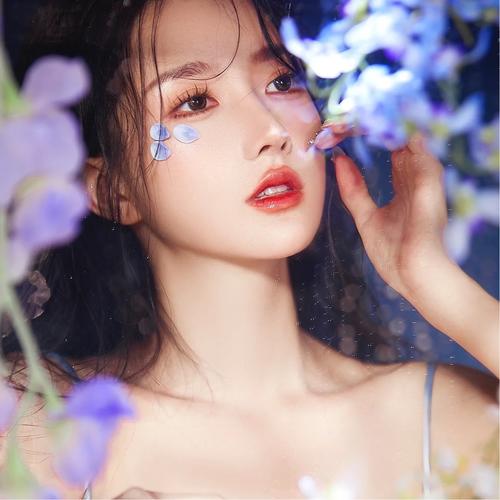 唯美心动红唇女生头像图片