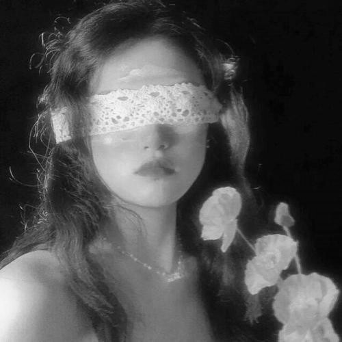 头像黑白图片2025最火爆女生伤感