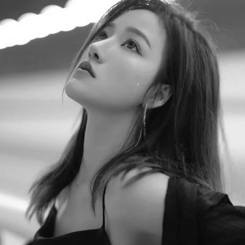 头像黑白图片2025最火爆女生伤感