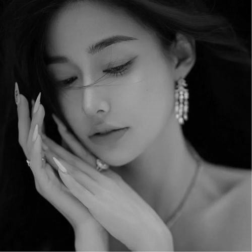 头像黑白图片2025最火爆女生伤感