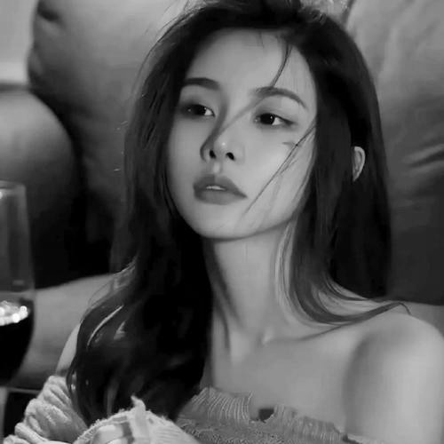 头像黑白图片2025最火爆女生伤感