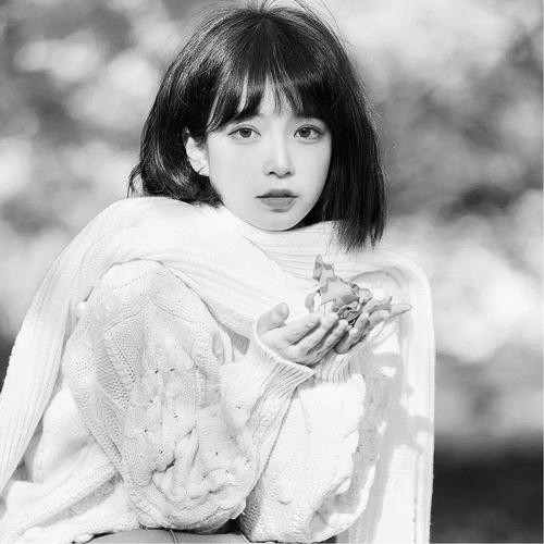 头像黑白图片2025最火爆女生伤感