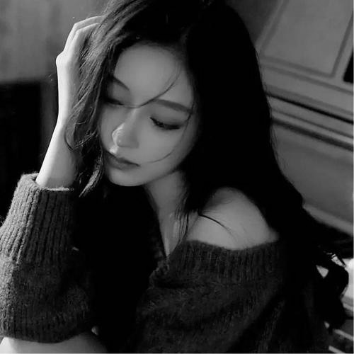 头像黑白图片2025最火爆女生伤感