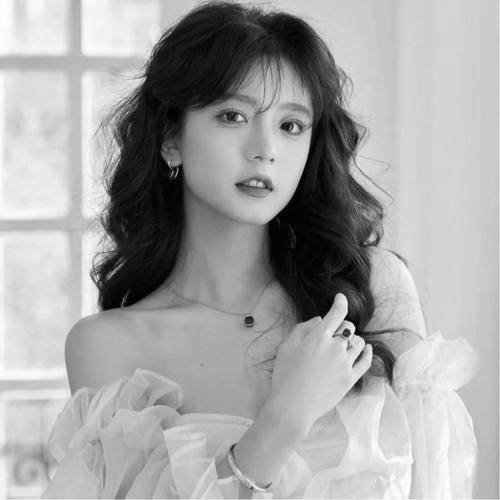 头像黑白图片2025最火爆女生伤感