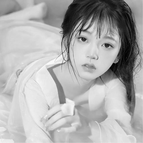 头像黑白图片2025最火爆女生伤感
