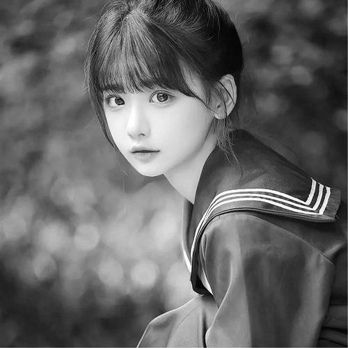 头像黑白图片2025最火爆女生伤感