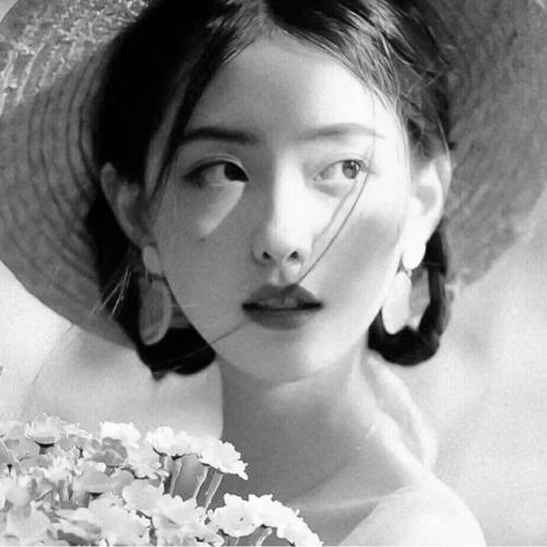 头像黑白图片2025最火爆女生伤感